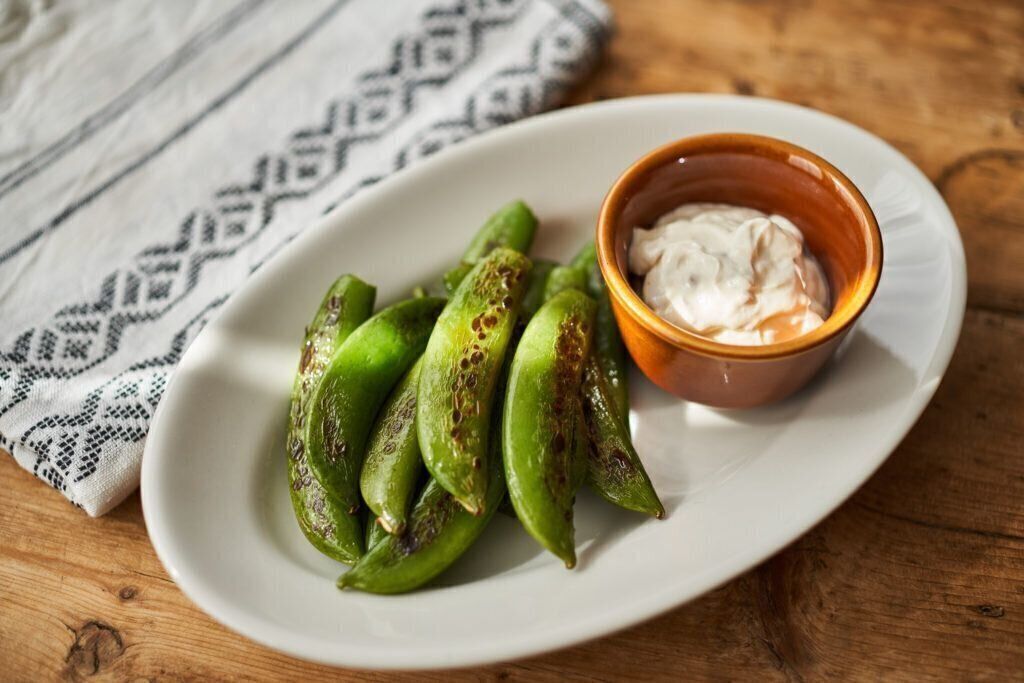 焼きスナップエンドウ ヨーグルトディップ