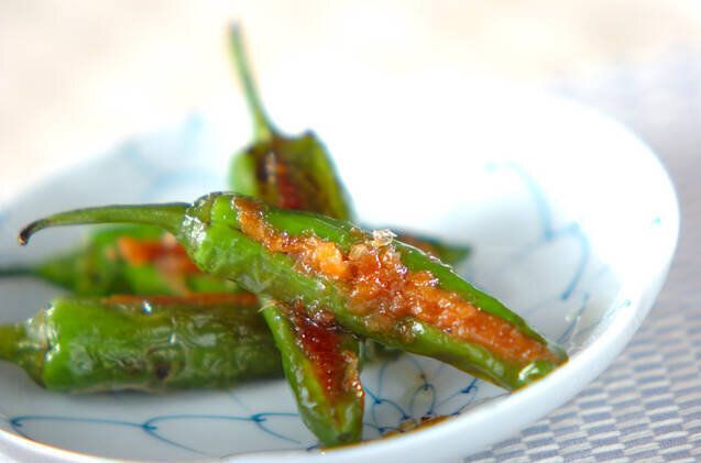 シシトウのおかか詰め焼き