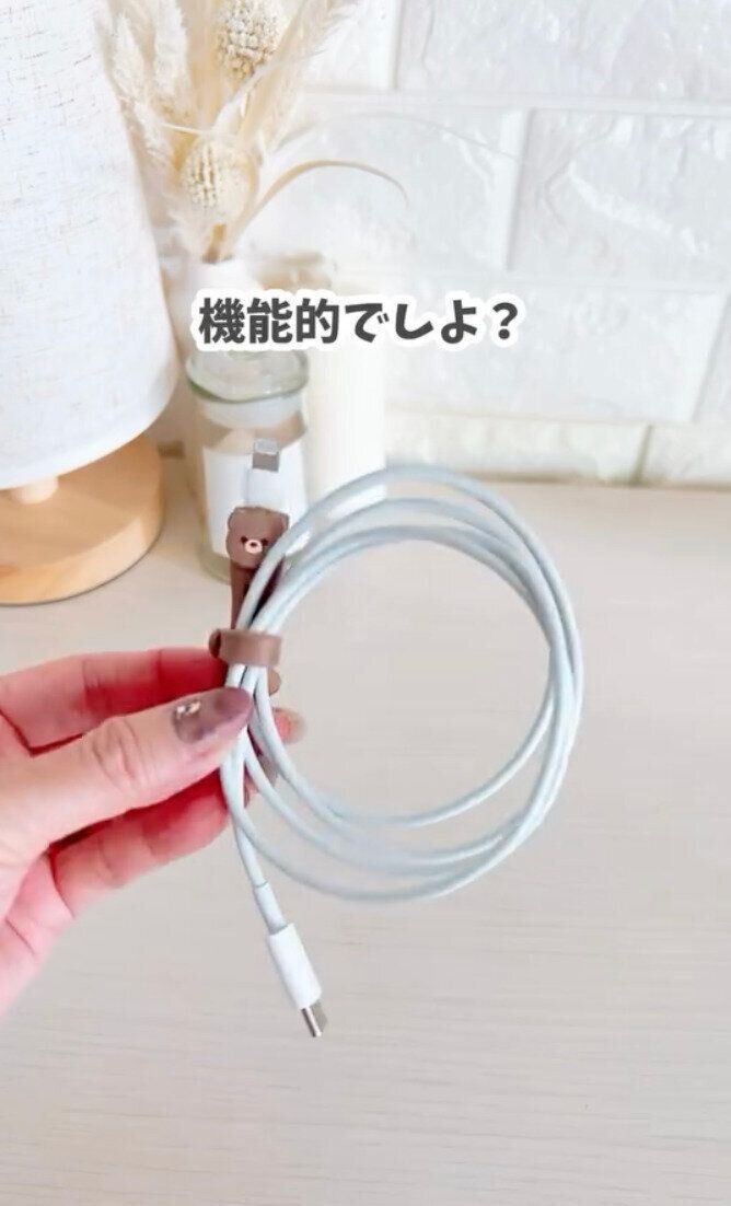 横にピローんと出たパーツがポイント！「ケーブルカバークリップ」