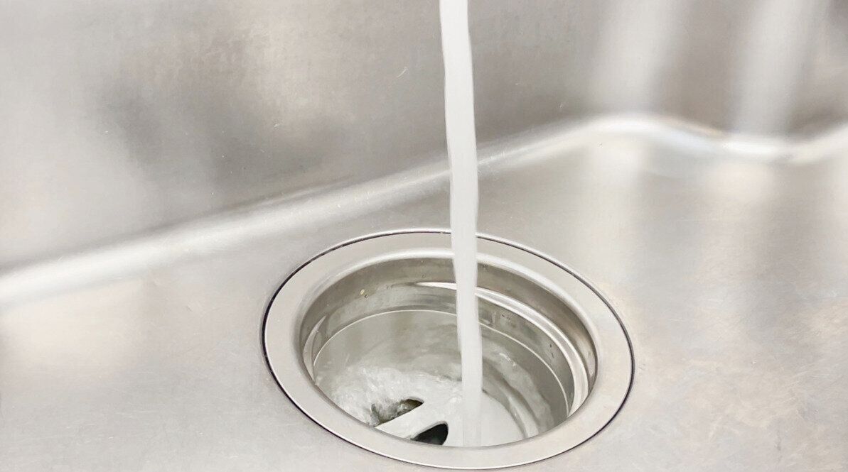 たっぷりの水で流す