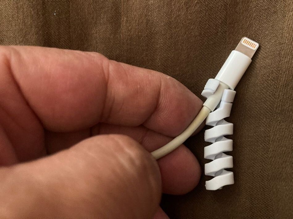 1．充電ケーブルの根本に、カバー切り込み部分をはめ込みます。