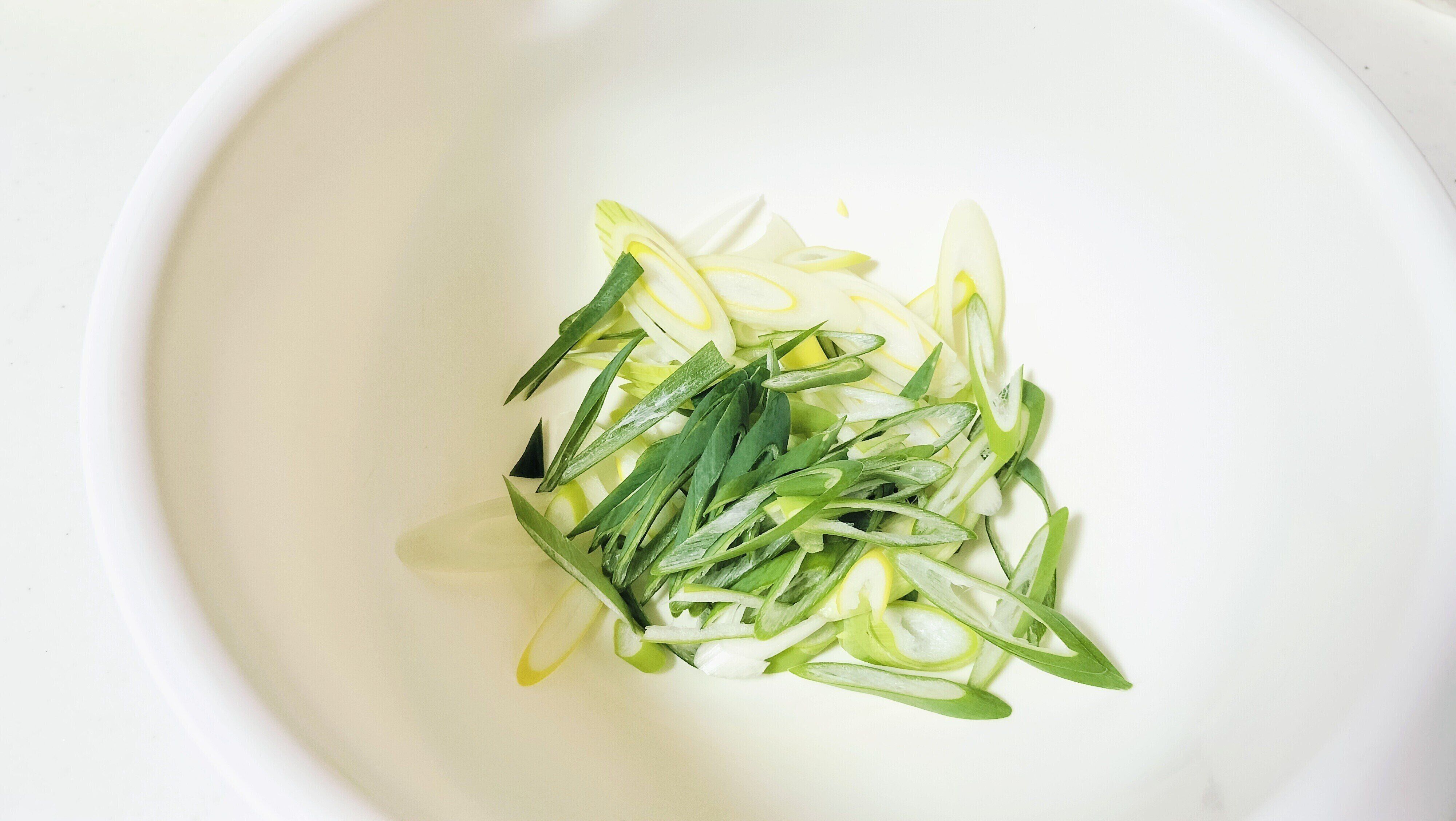 長ネギを細く切る