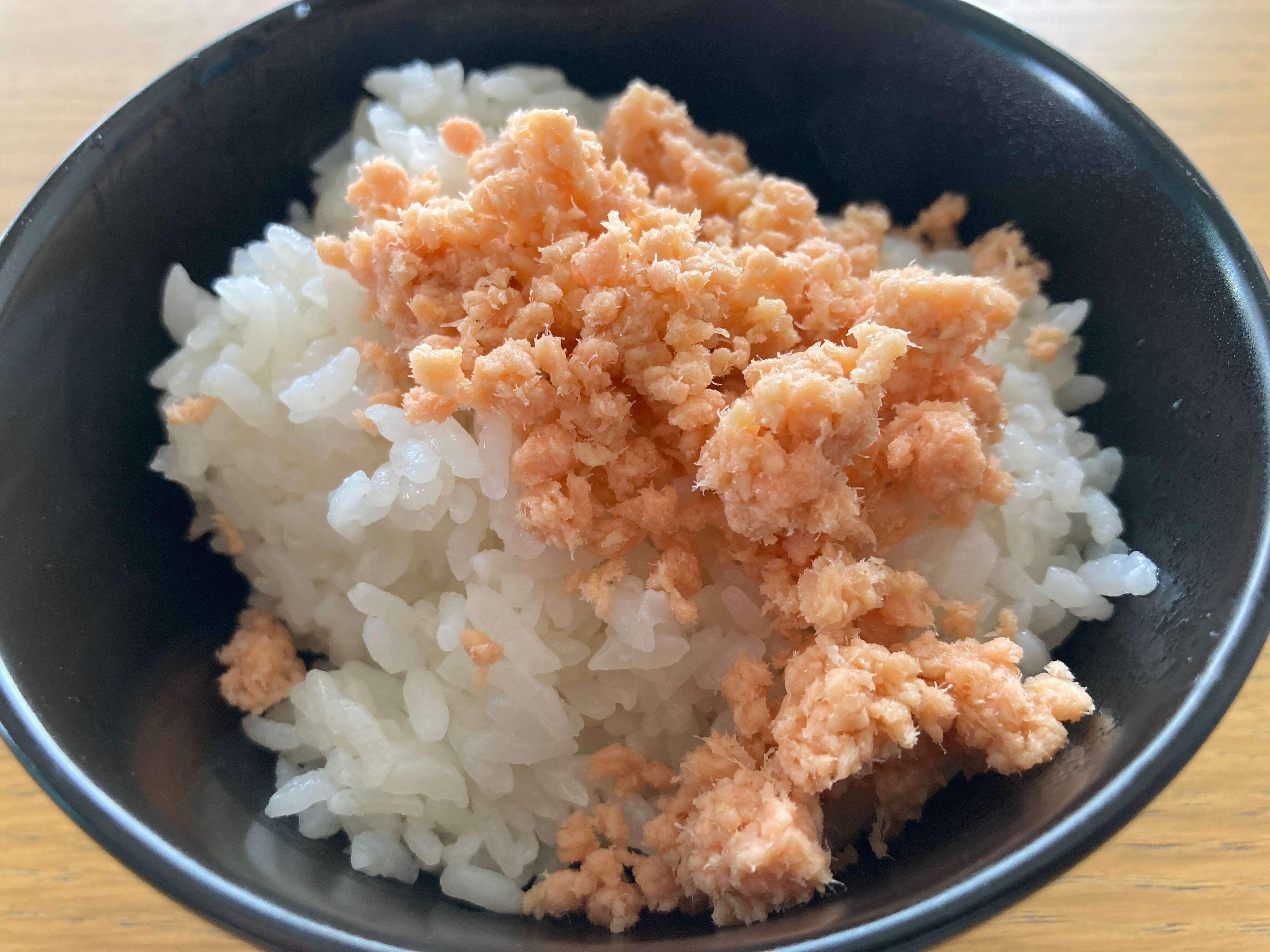 アツアツのごはんにかけた鮭フレーク