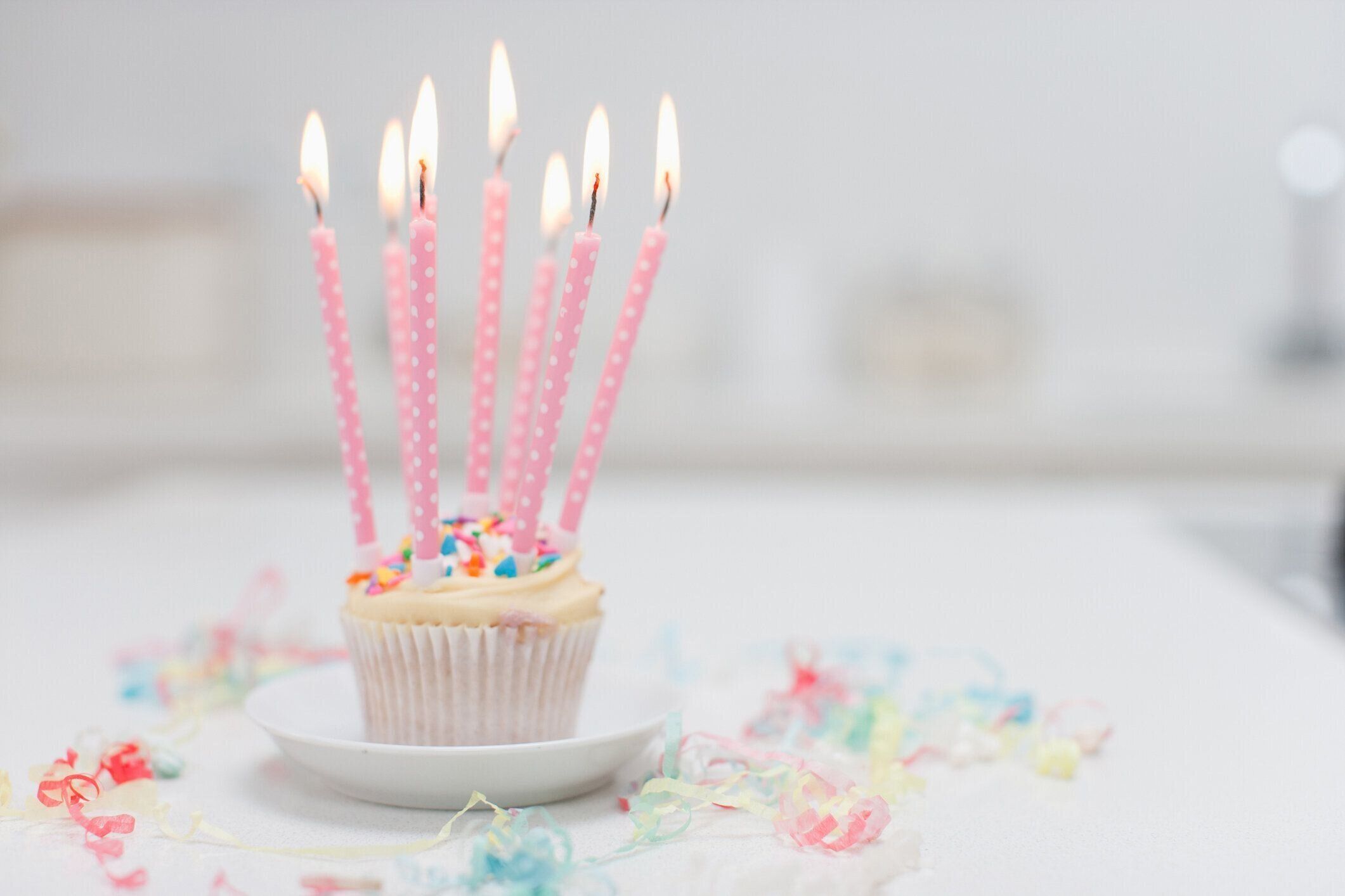 誕生日のロウソクでカップケーキ