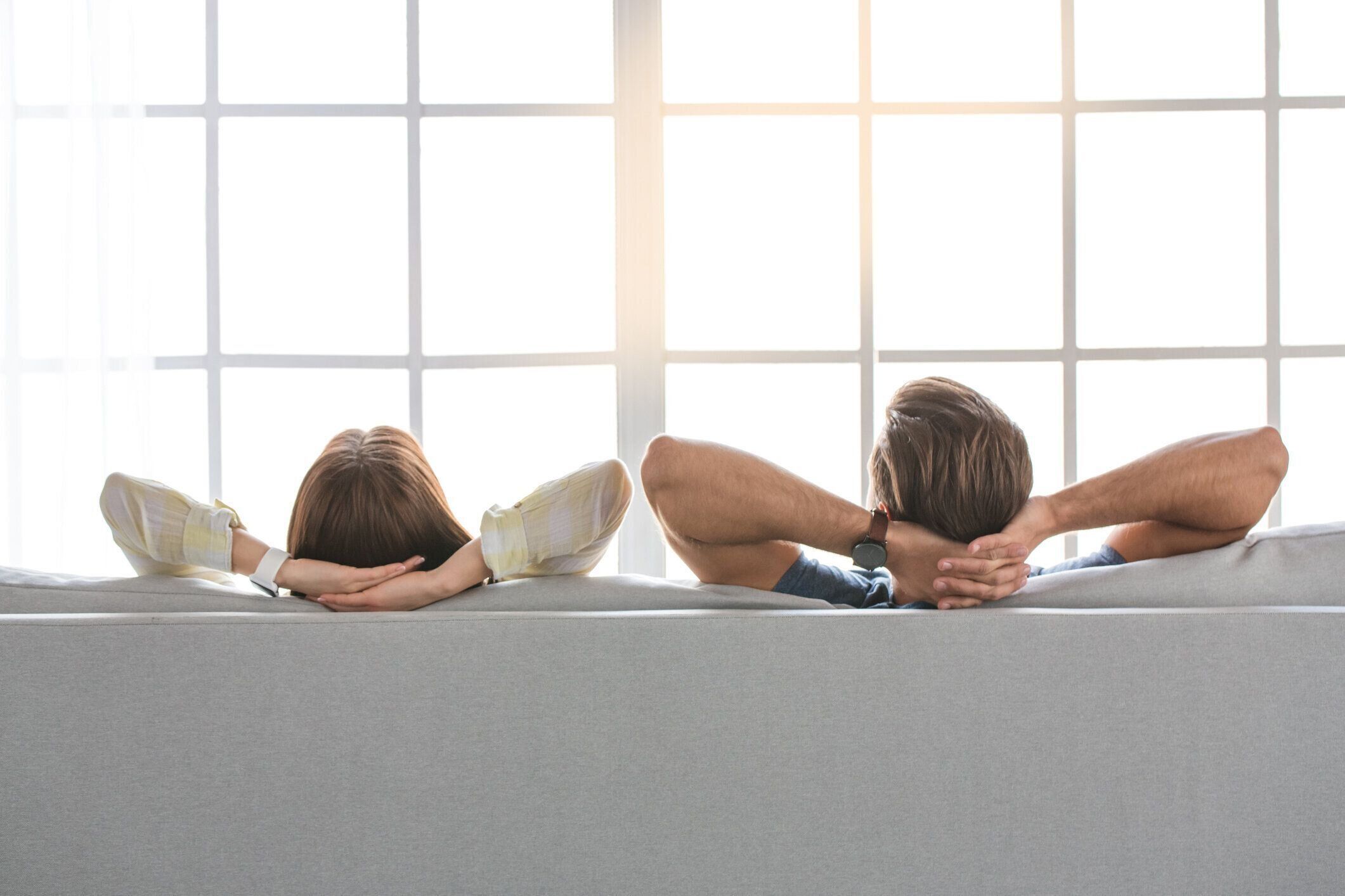 一緒にホームのカジュアルで若い家族カップル