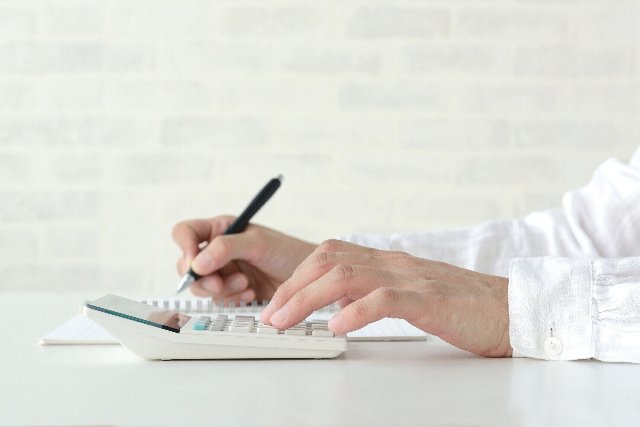 リビングルームで電卓を使用して女性