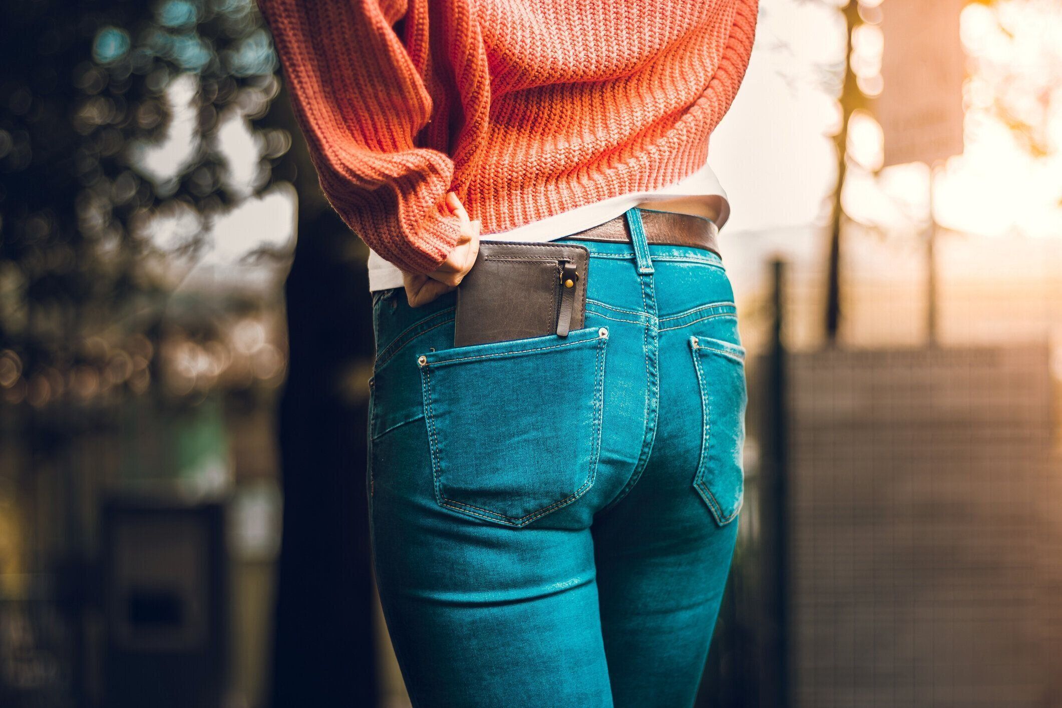 ポケットに財布とジーンズの女性の後ろからのクローズアップショット