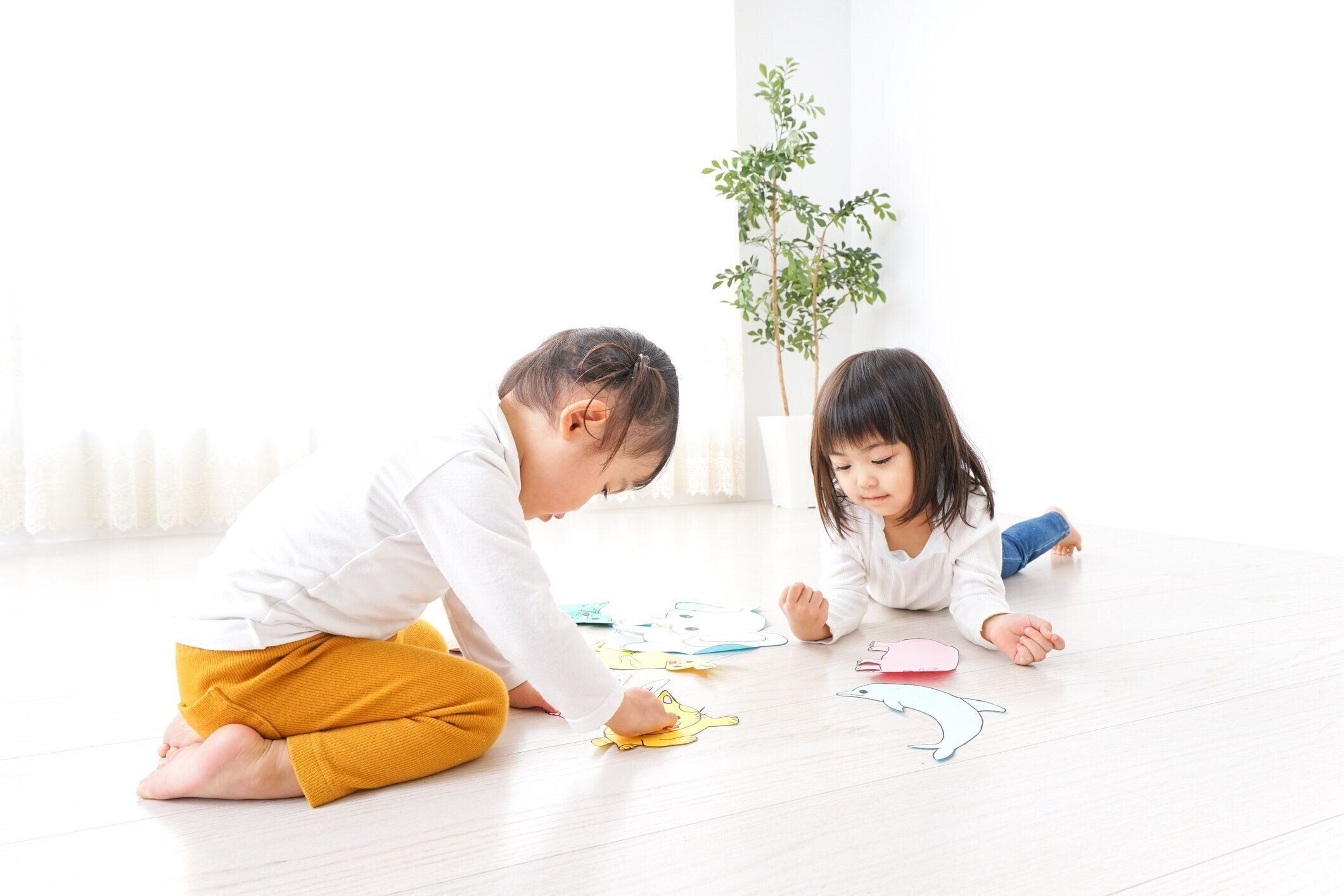 2 人の子供の部屋で遊んで