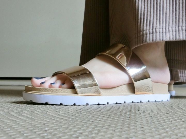 しまむら 思わず二度見 ゴールドデザインが可愛いサンダルが定価700円ですと サンキュ しまむら 思わず二度見 ゴールドデザインが可愛いサンダルが定価700円ですと サンキュ