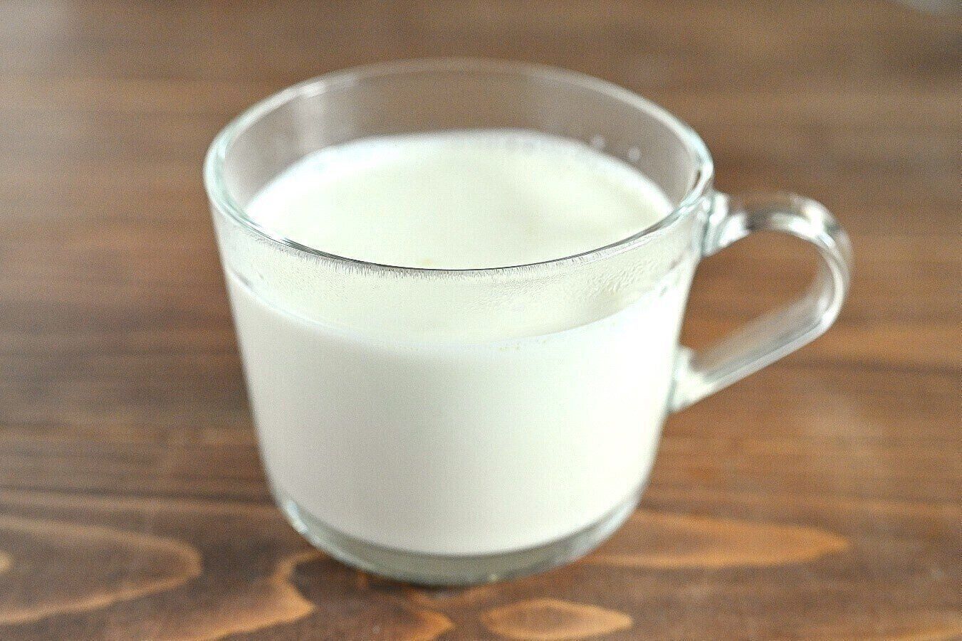 ガラスカップに入ったホットミルク