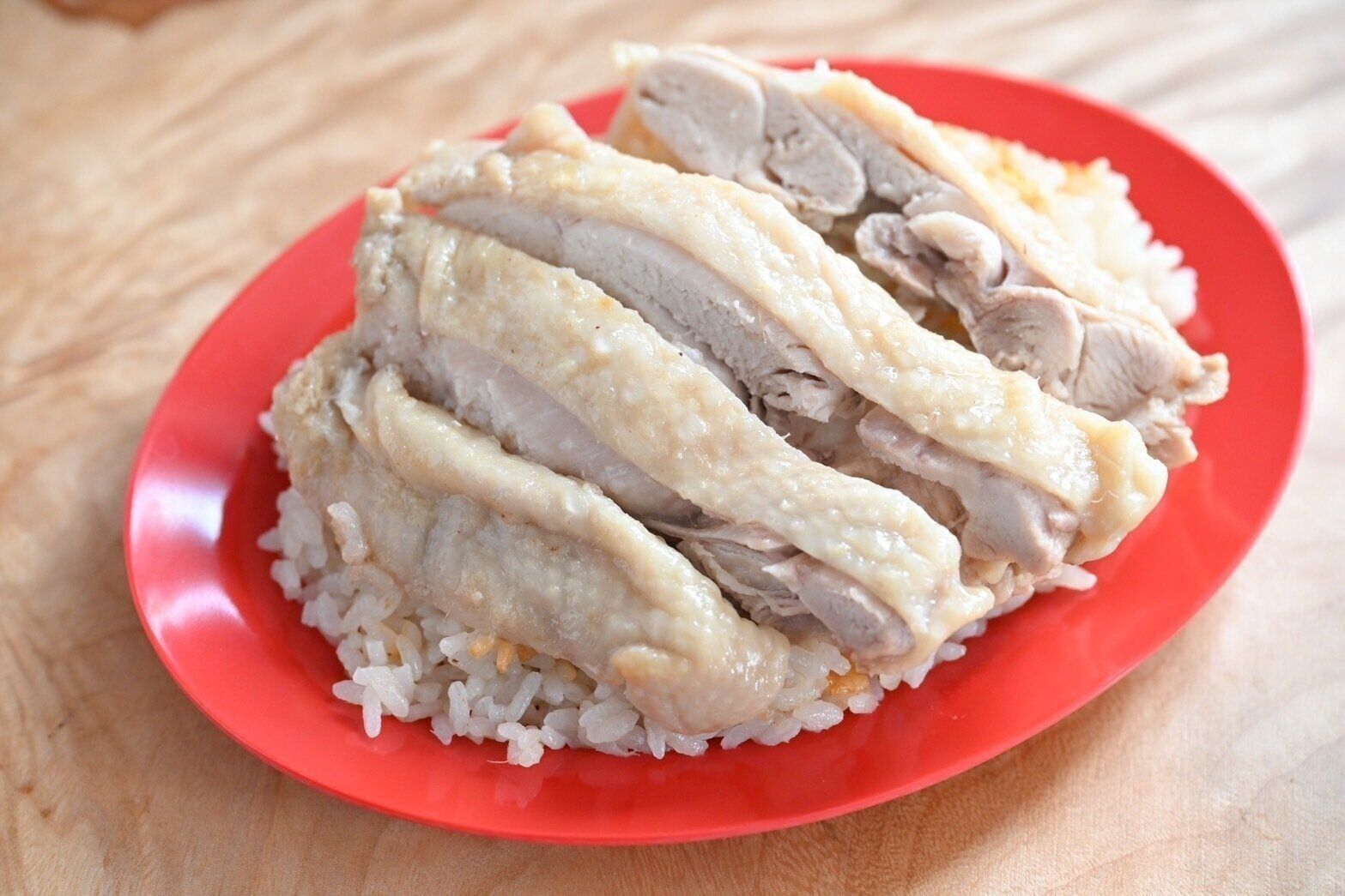 皿にのった完成したシンガポールチキンライス