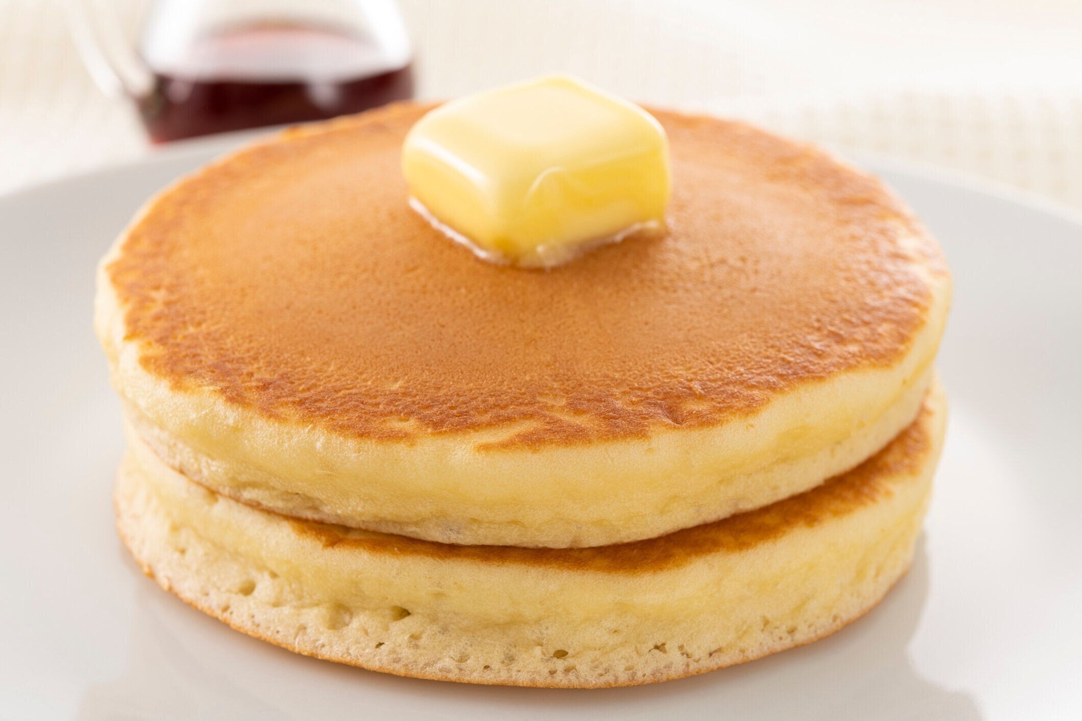 パンケーキにメープルシロップをたっぷり振りかける