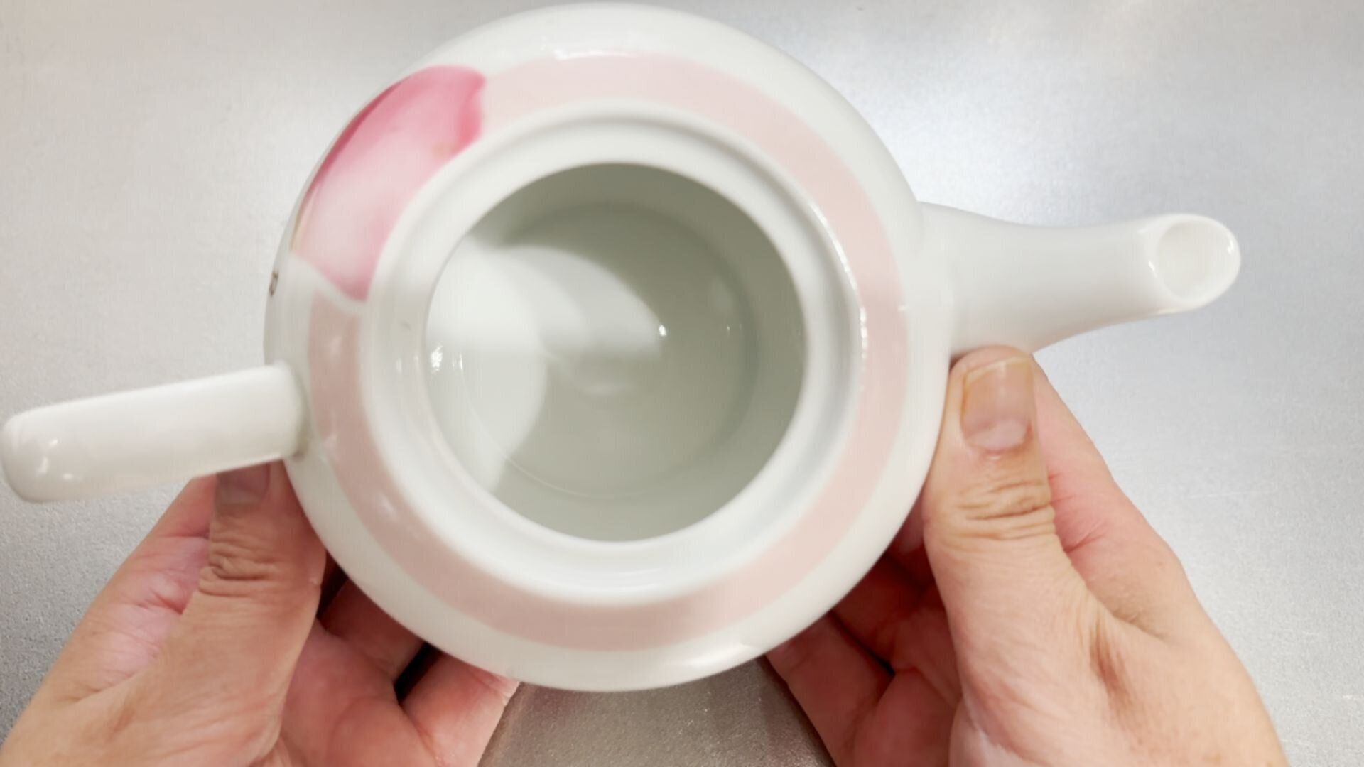 着色汚れが取り除かれたティーポット