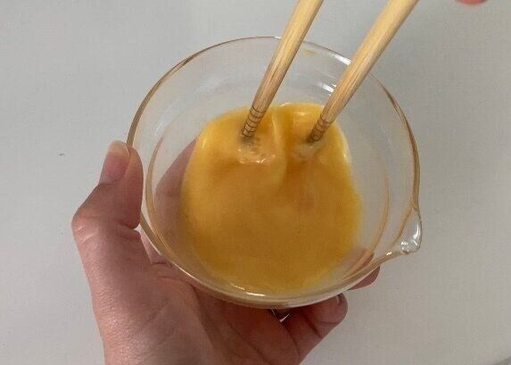 卵を切るように混ぜている