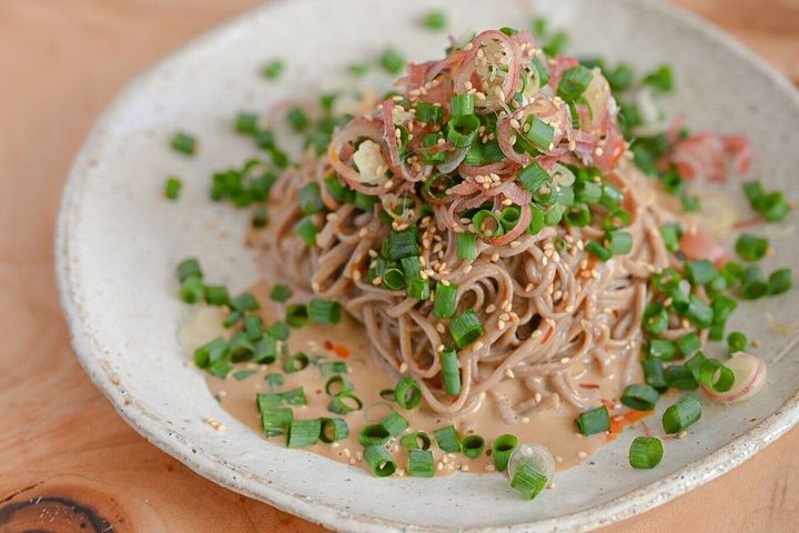 皿に盛られたねりごま和えそば