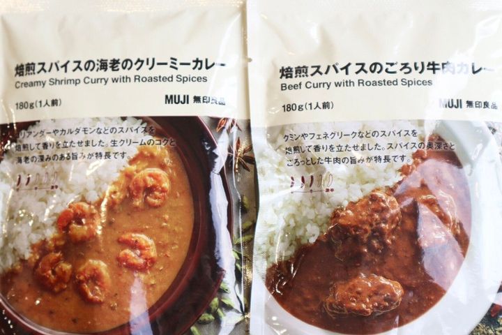 焙煎スパイスの海老のクリーミーと焙煎スパイスのごろり牛肉カレーが並んでるパッケージ