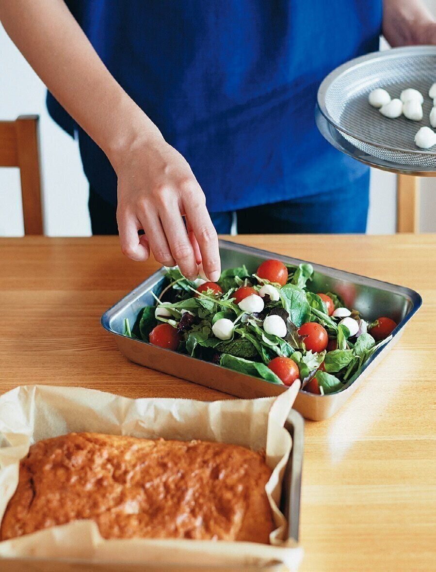 深めのバットはサラダ皿やケーキ型に！