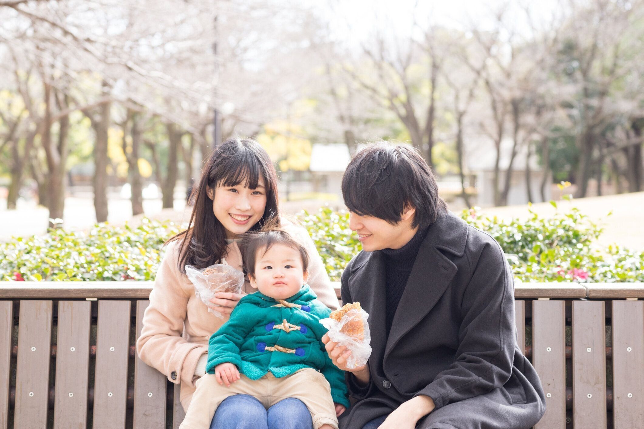 屋外ベンチでの食事(3人家族)