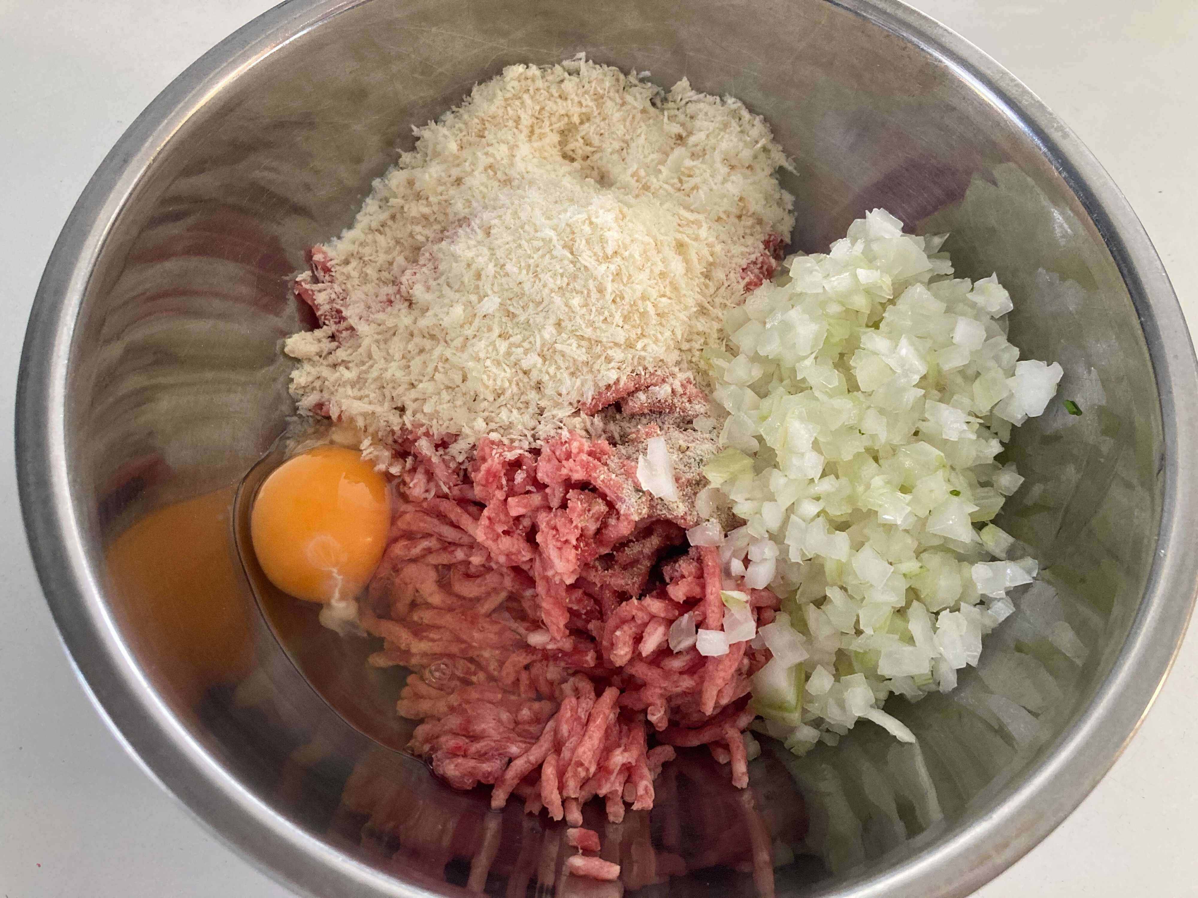 ピーマンの肉ダネを全て入れたボウル