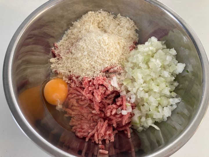 ピーマンの肉ダネを全て入れたボウル