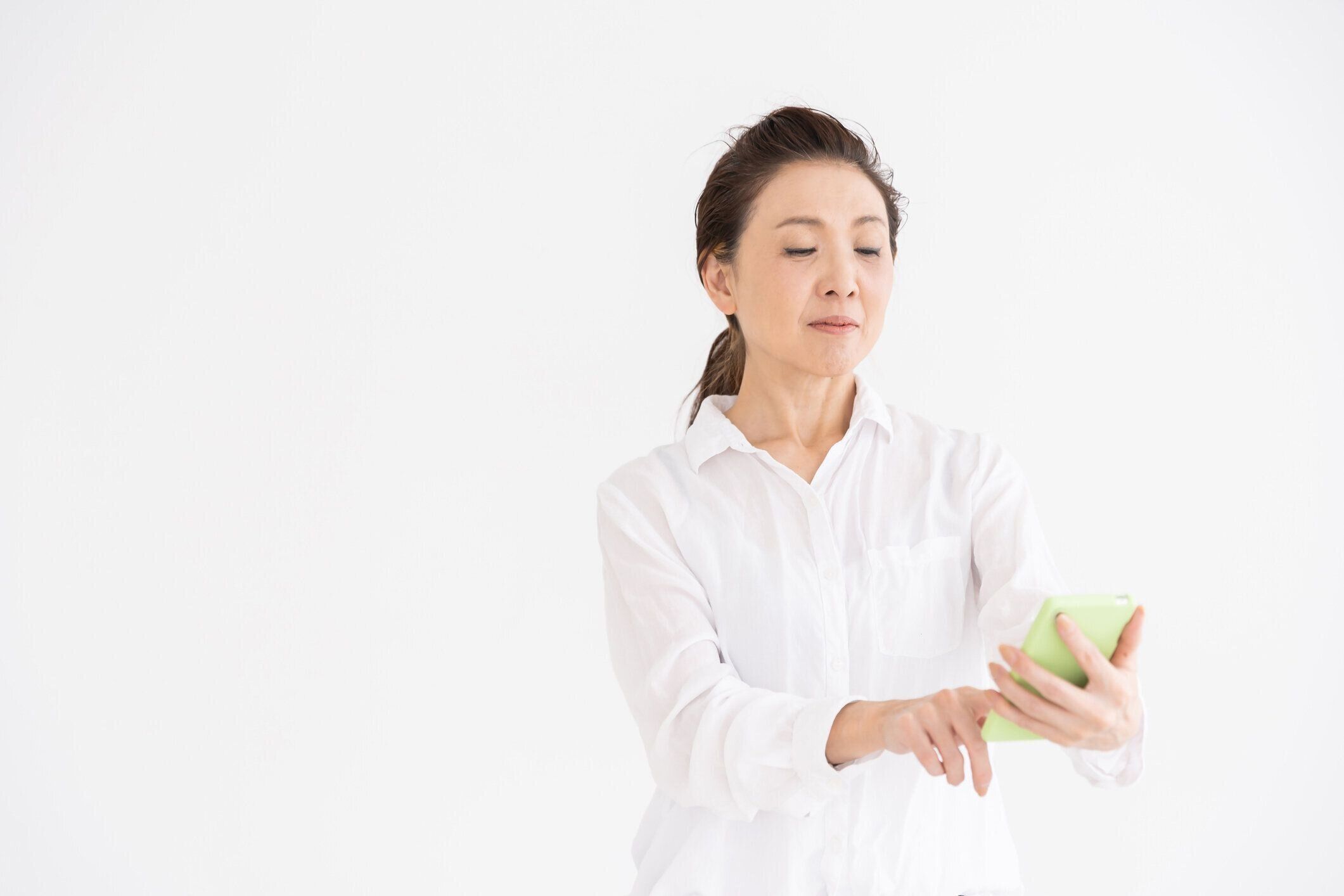 スマートフォンを使用する高齢女性、プレスビオピックアイ