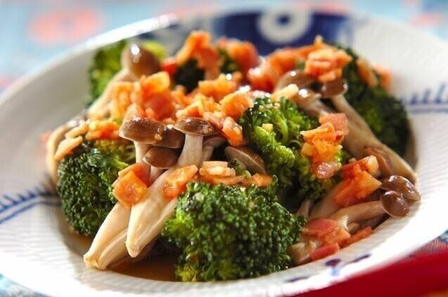 ベーコン入りブロッコリーとシメジのホットサラダ