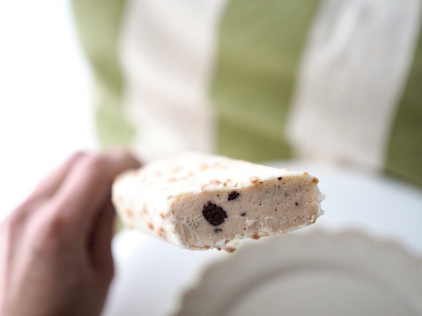 シャトレーゼ「クッキー＆クランチバー アッサムティー」断面写真