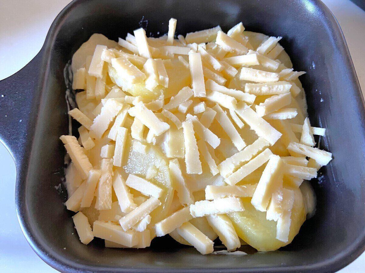 チーズをかける