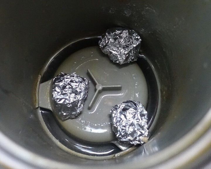 2.アルミホイルで排水溝のぬめり取り
