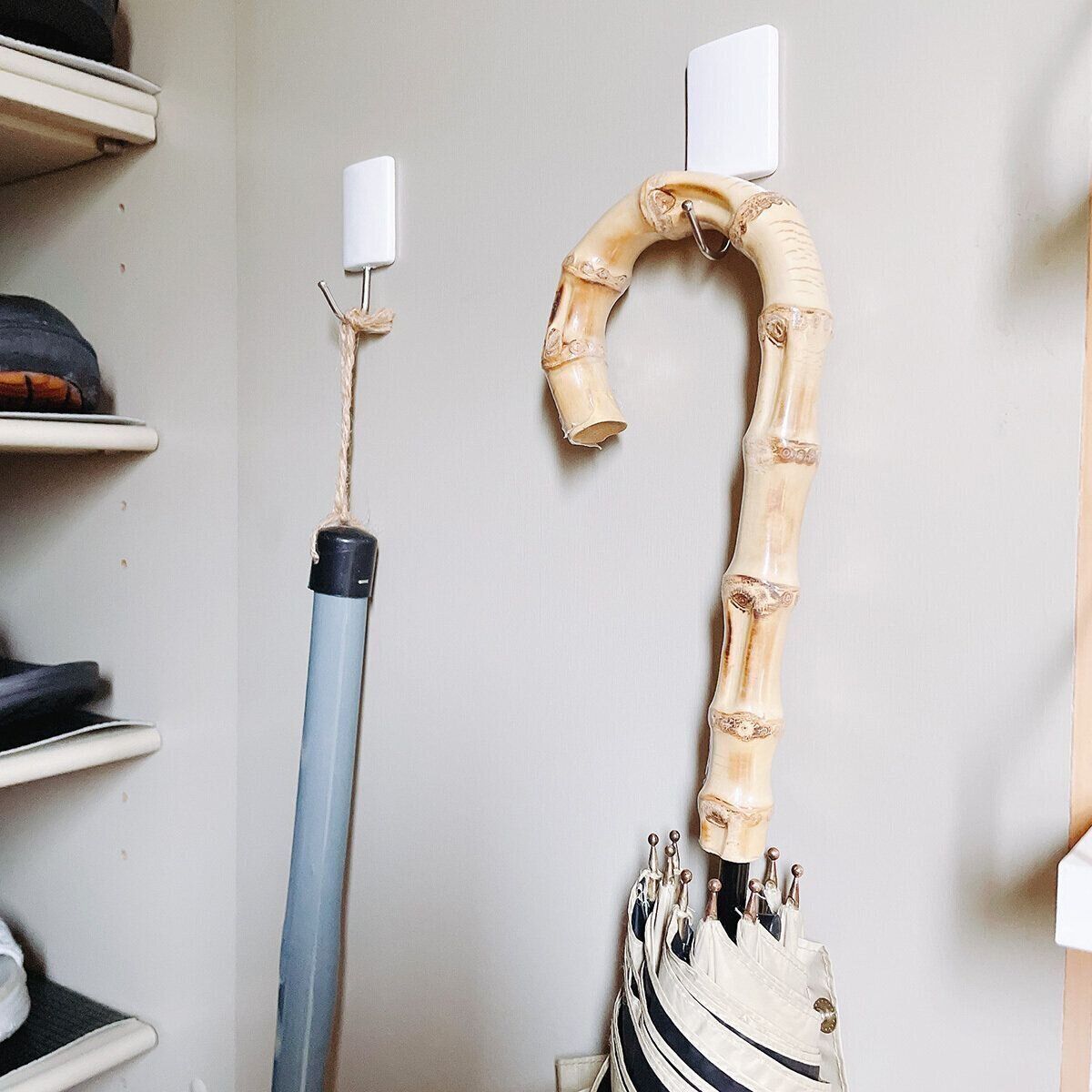 傘はフックで扉裏収納