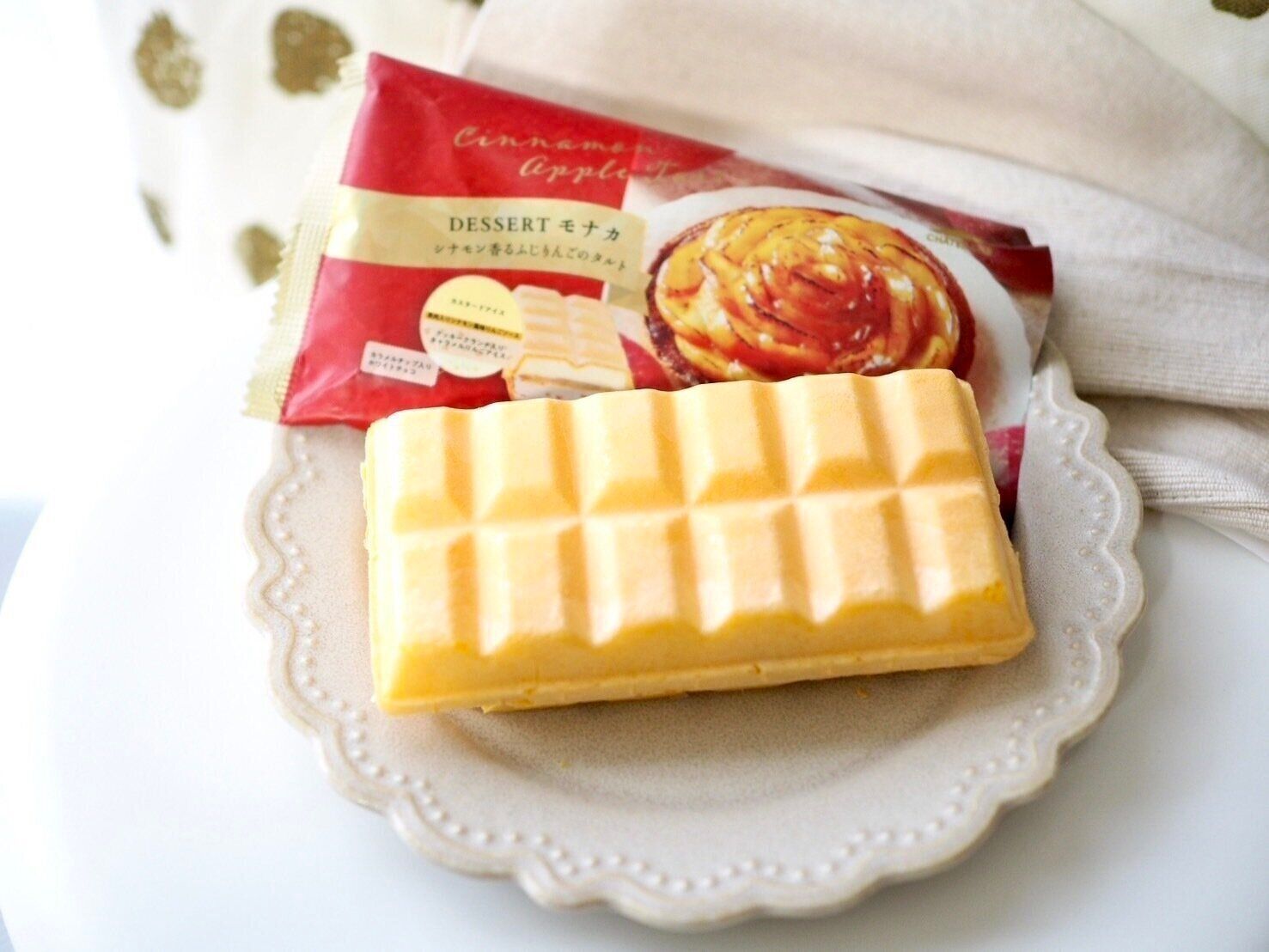 シャトレーゼ「DESSERTモナカ　シナモン香るふじりんごのタルト」商品写真