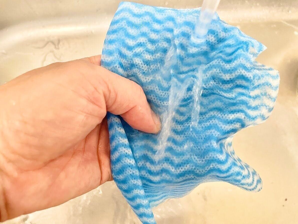 万能ウエットダスターを水で洗う