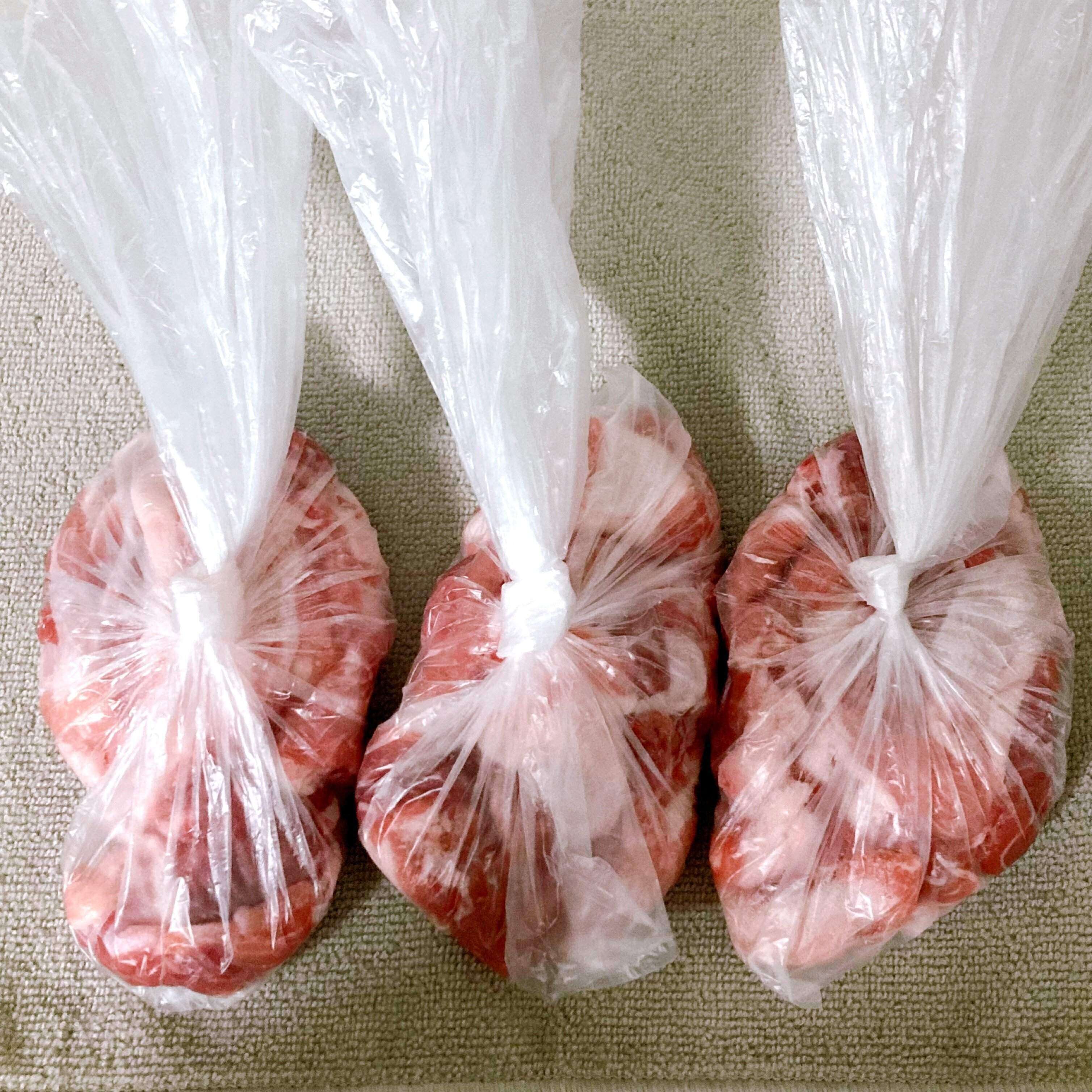 空気を抜いて袋の口を結ぶ