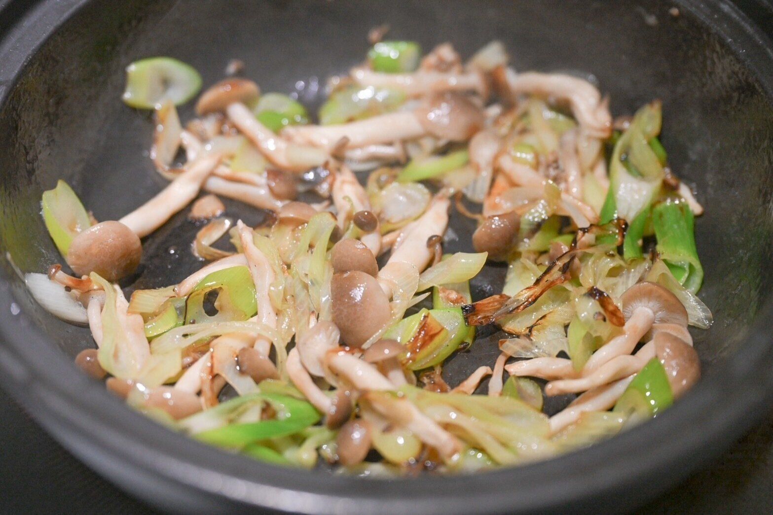 炒めたしめじと長ねぎ