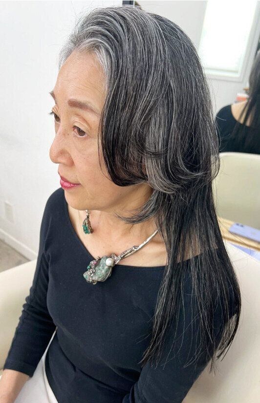 白髪を活かして美しく！顔まわりがポイントのロング