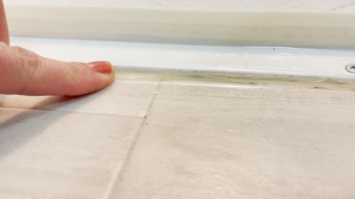 テープを貼り付ける