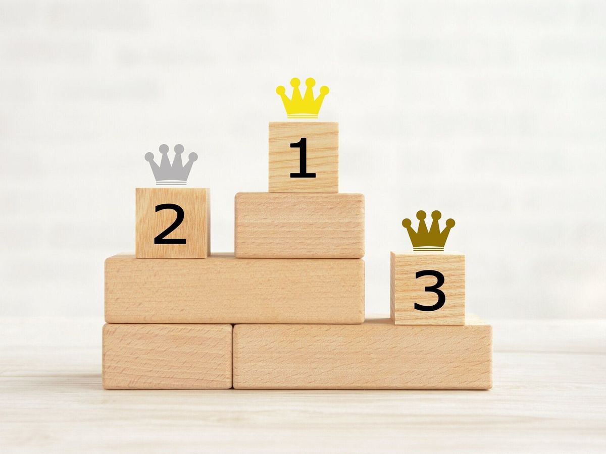 木製のブロックで構成された表彰台