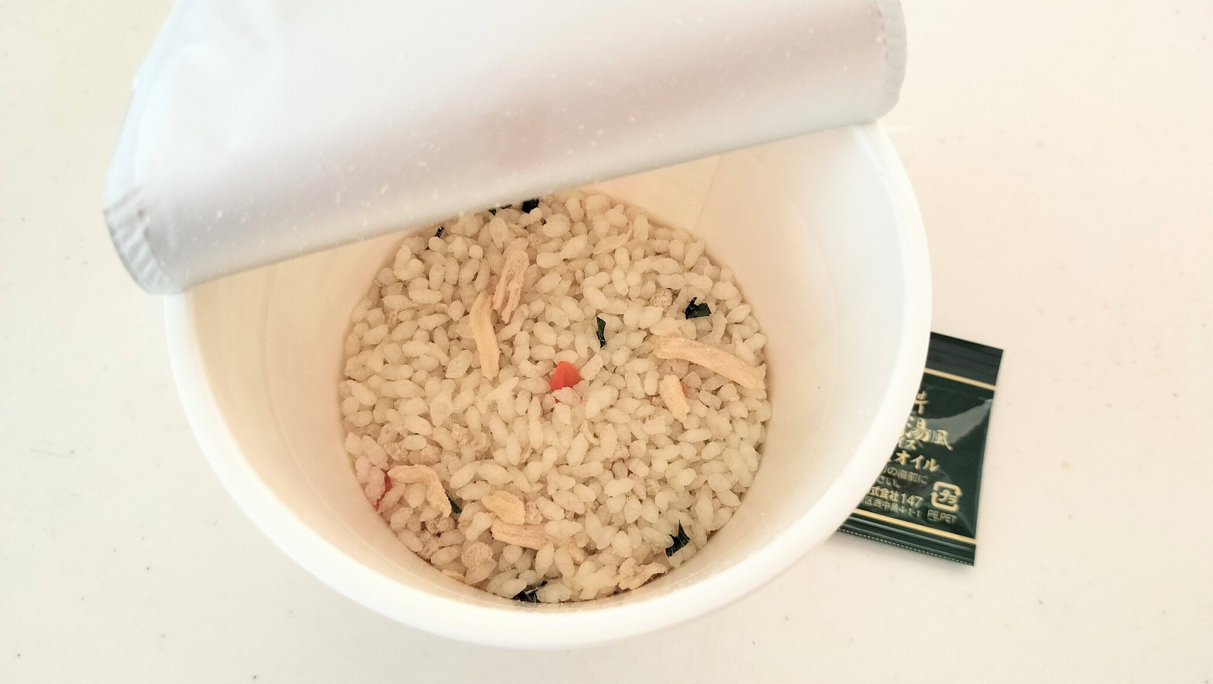 お湯を入れる前の参鶏湯ライス