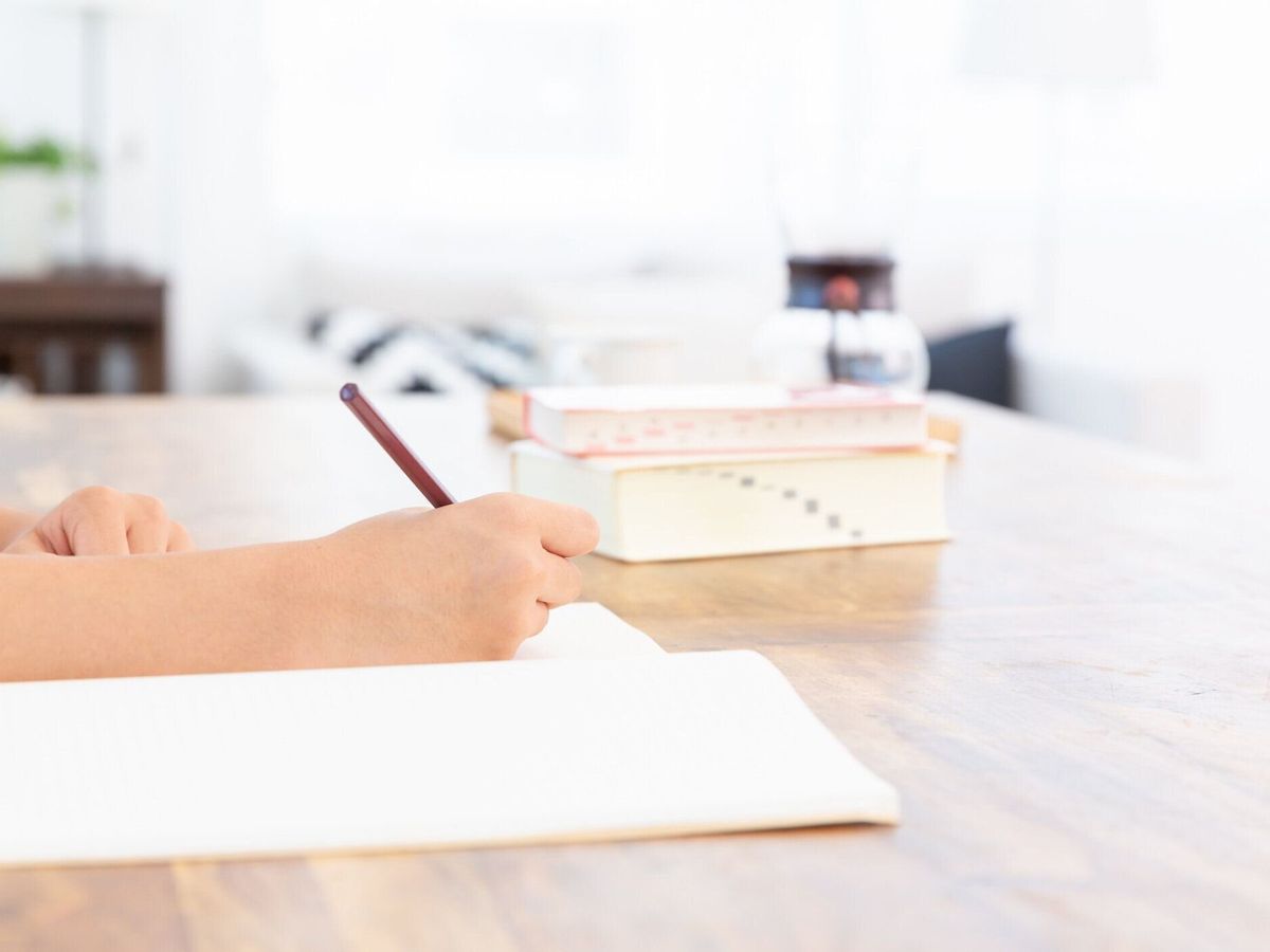 勉強する女の子、手