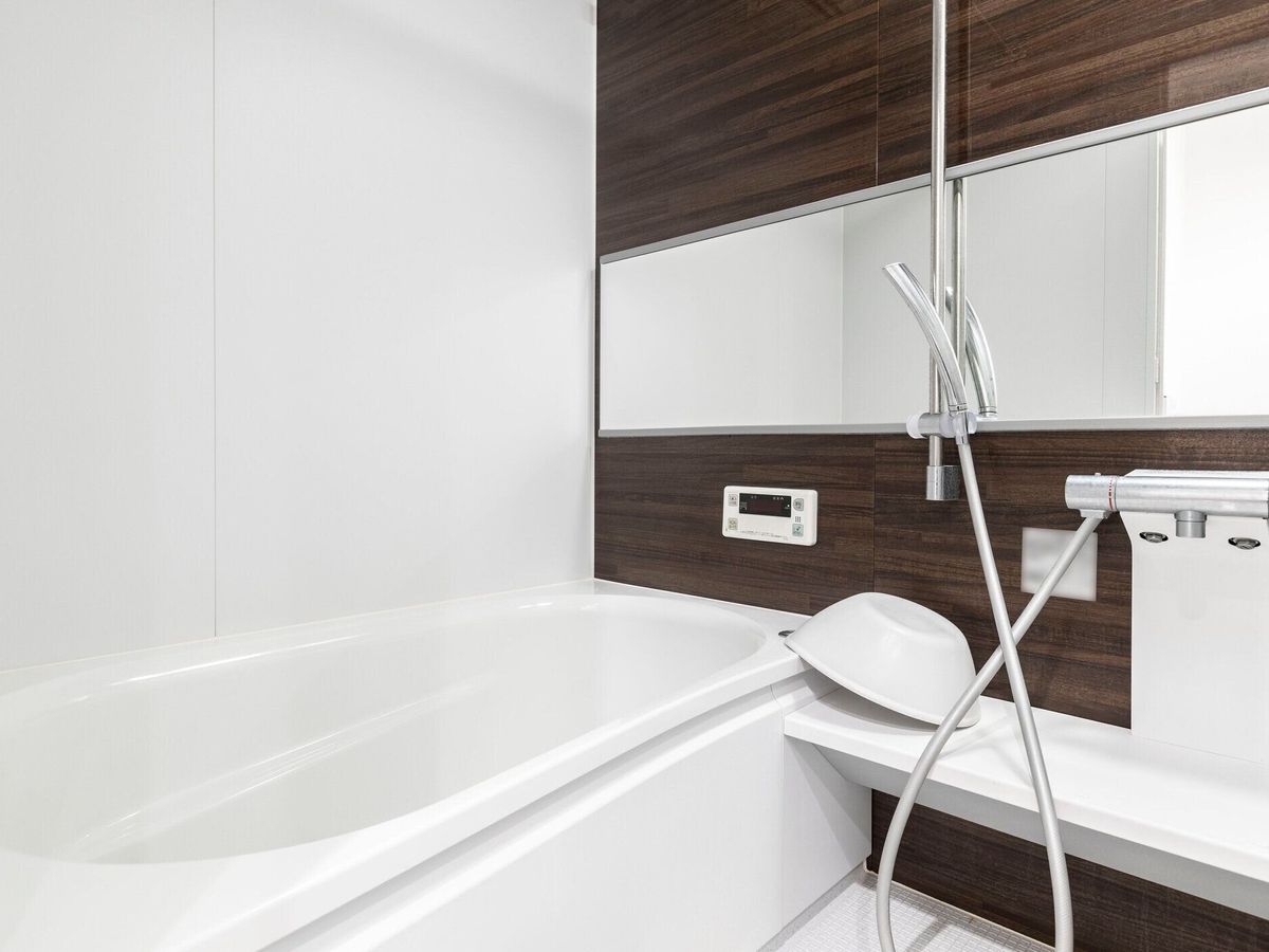 新しいモダンなバスルームに大きな白いバスタブ