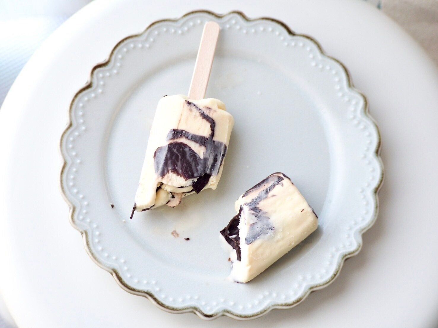 シャトレーゼ「チョコバッキー・ザ・プレミアム 香るタヒチバニラ」断面写真