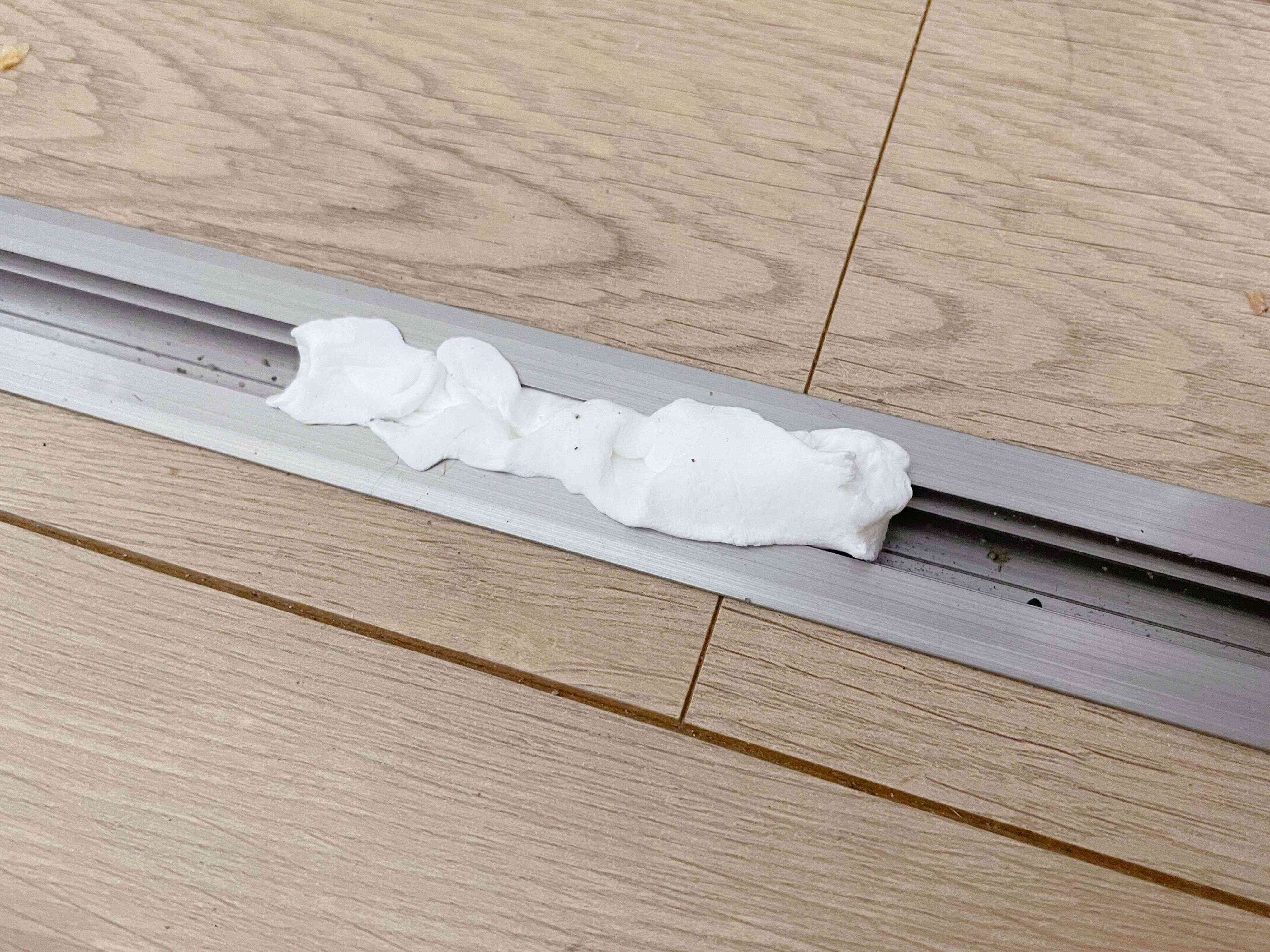 粘土遊びの感覚でスキマ掃除できる