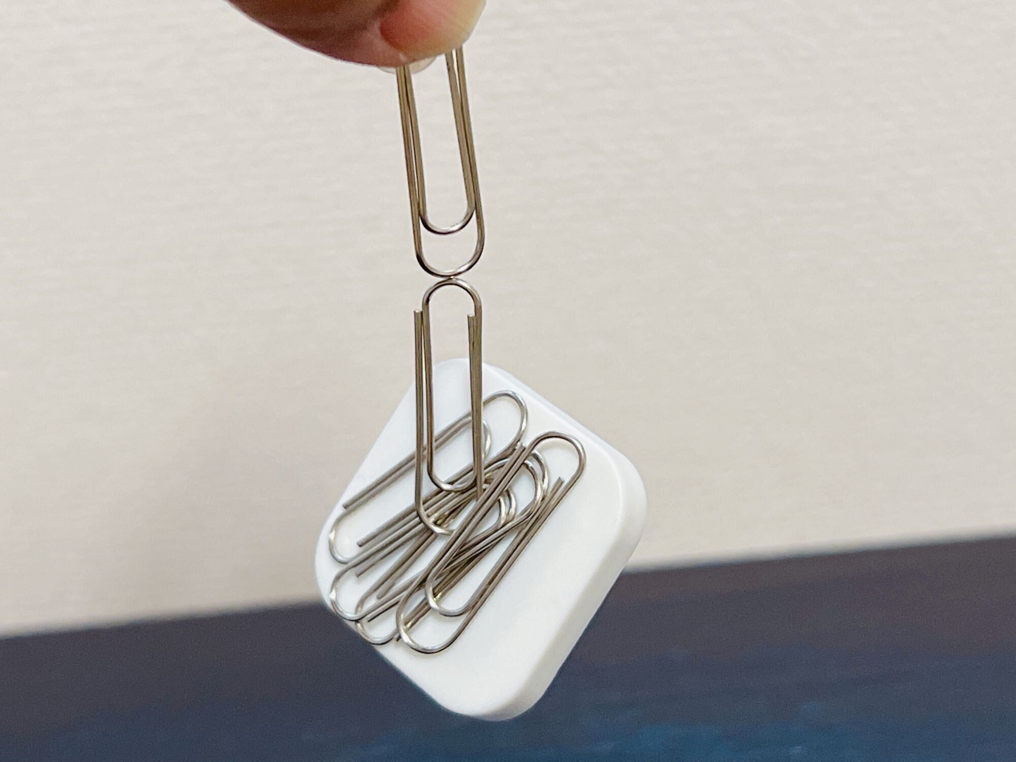 押し付けて設置完了！小さいけれど磁力は強力