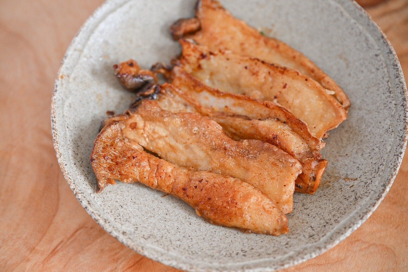 皿にのったエリンギのかば焼き