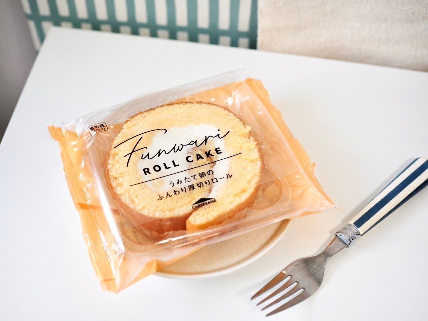 シャトレーゼ「うみたて卵のふんわり厚切りロール」商品写真