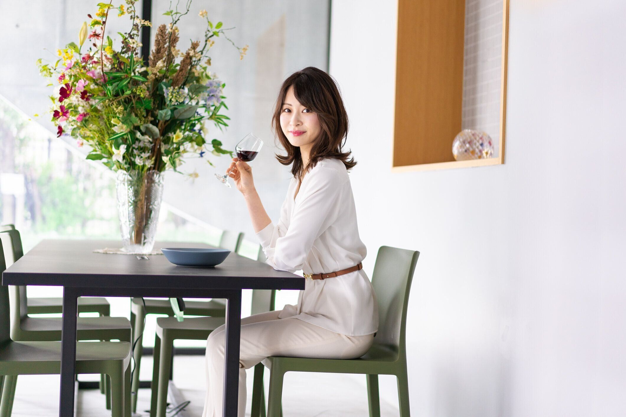 レストランでワインを楽しむ女性