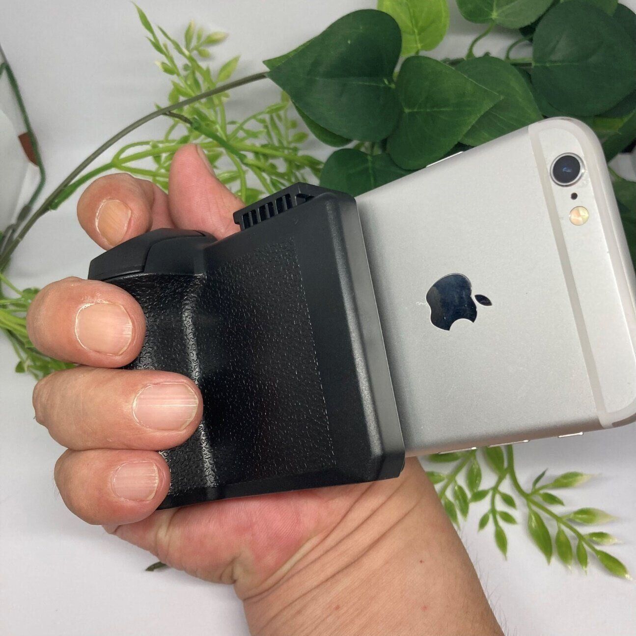 あなたのスマホがまるで高級カメラのような使い心地に！ダイソー「ワンハンドシャッター」