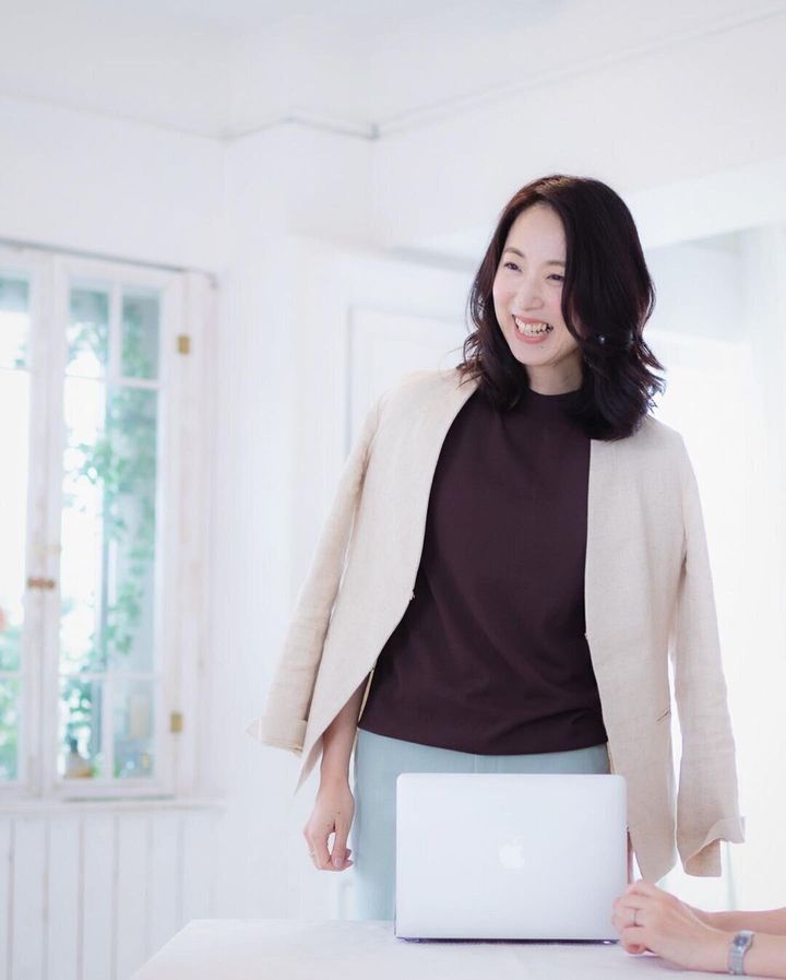 40代丸顔に似合うヘアスタイル ミディアムヘアもウェーブを加えてボリュームアップ!