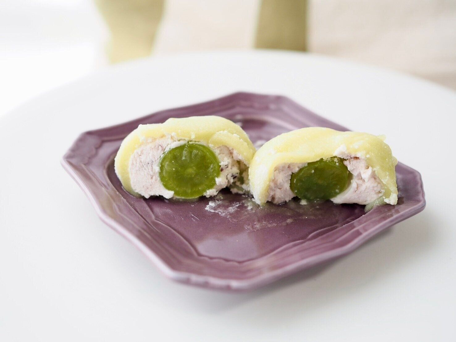 シャトレーゼ「山梨県産シャインマスカットのホイップクリーム大福」断面写真