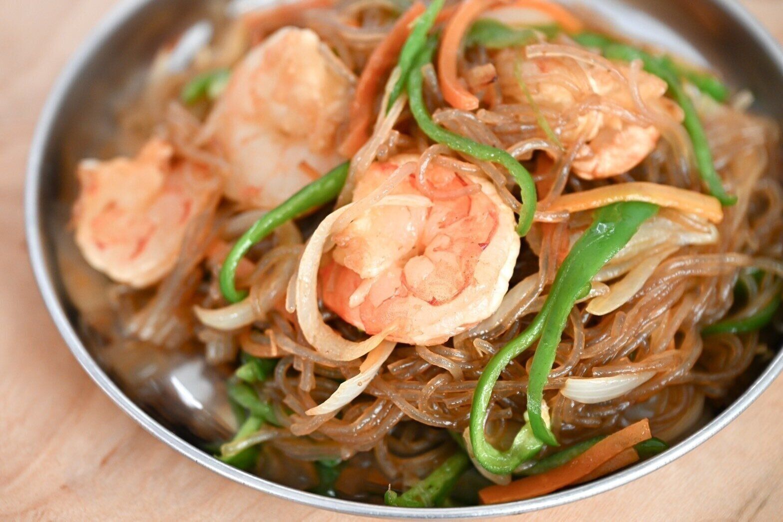 皿に盛られたえびのチャプチェ